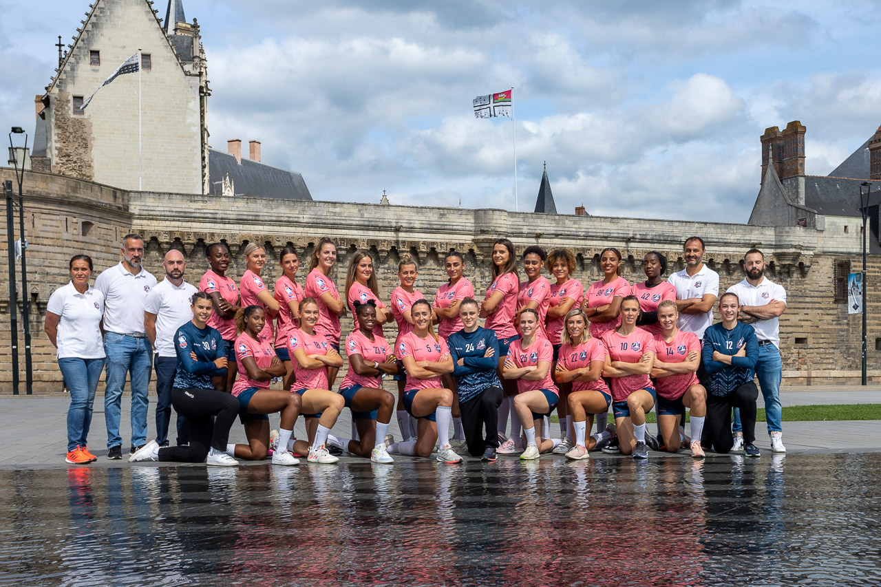 media day avec une équipe féminine de Handball devant le château des ducs, Nantes