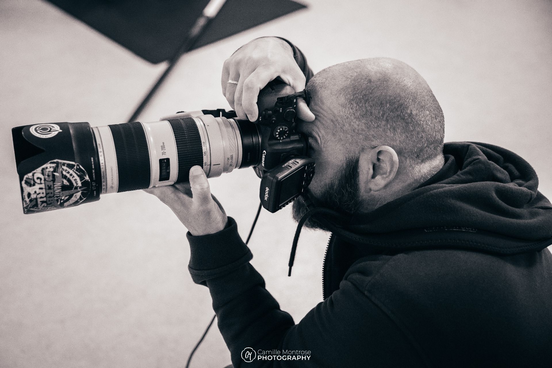 media day avec un homme qui prends une photo en studio