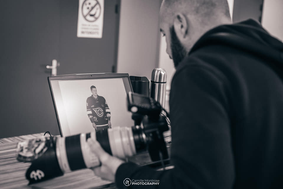 media day avec un homme qui prends une photo en studio