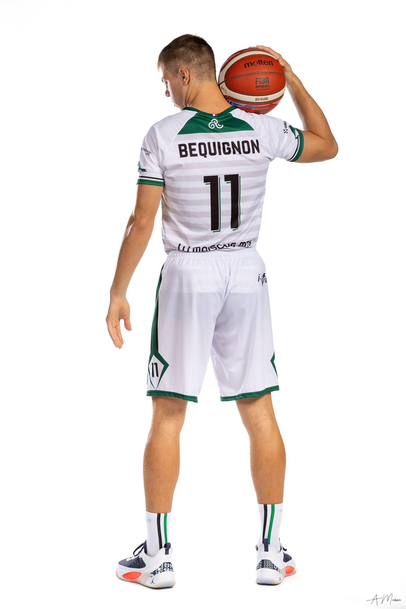 media day avec un basketteur pris en photo en studio.